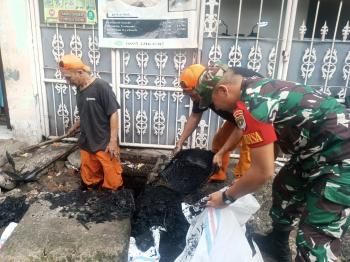 Babinsa Koramil 05/Kebayoran Baru Bersihkan Lingkungan Bersama Warga